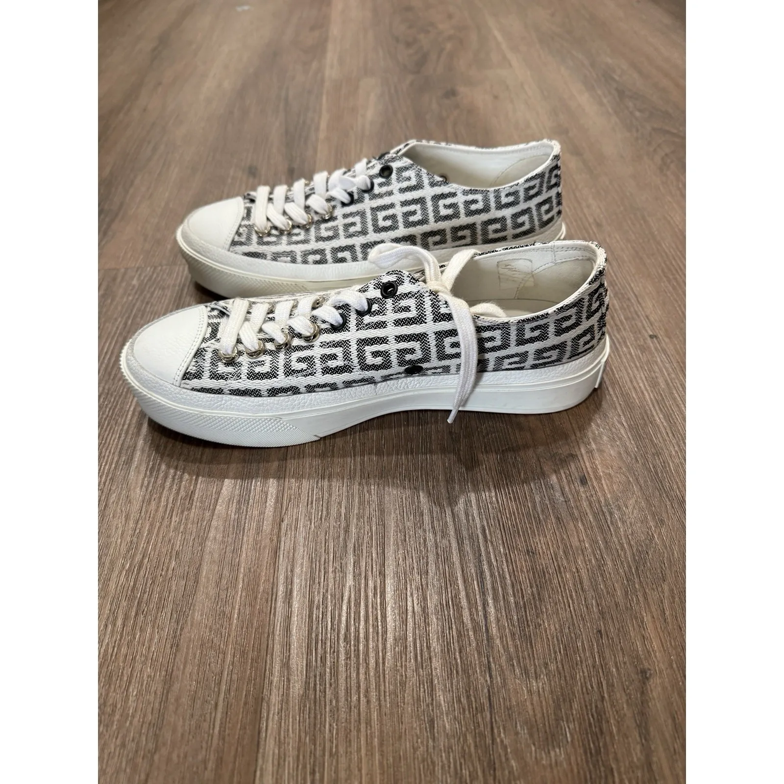 Givenchy Black & White  City‎  Low Sneakers Size 38 - Image 6