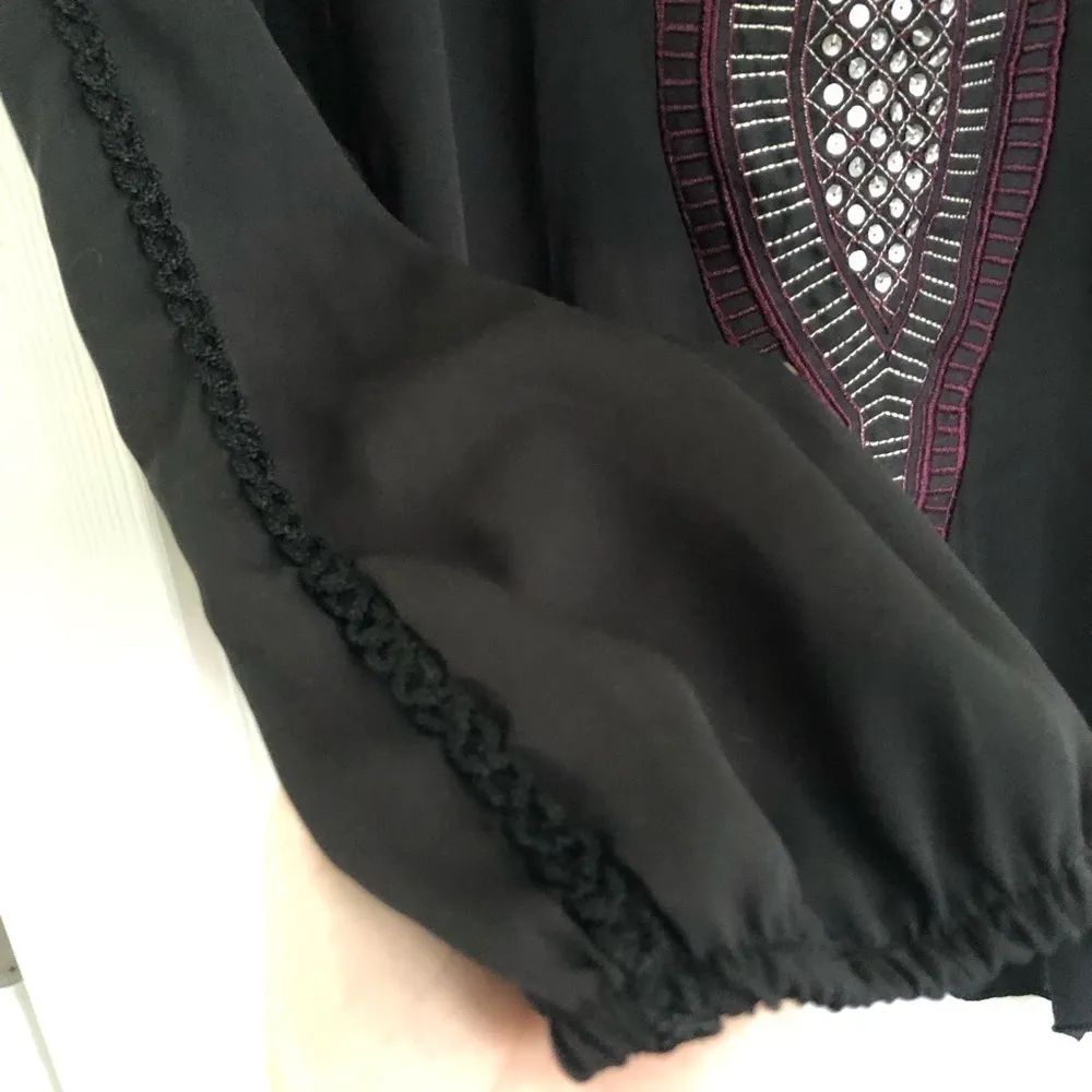 Kate black long sleeve sequin and embroidery accent blouse size medium - Image 3