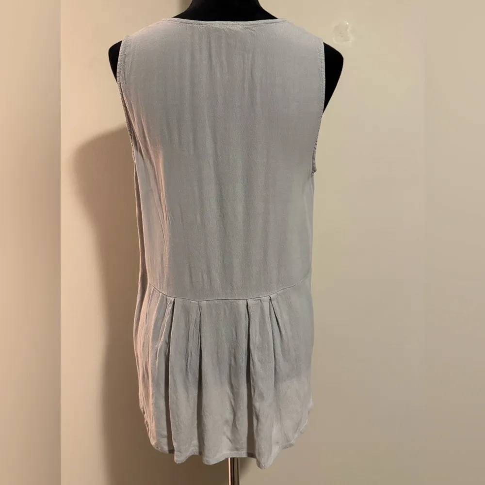 EUC Sophie Rue Gray/White Sleeveless Blouse with Lace Detail size XL - Image 5