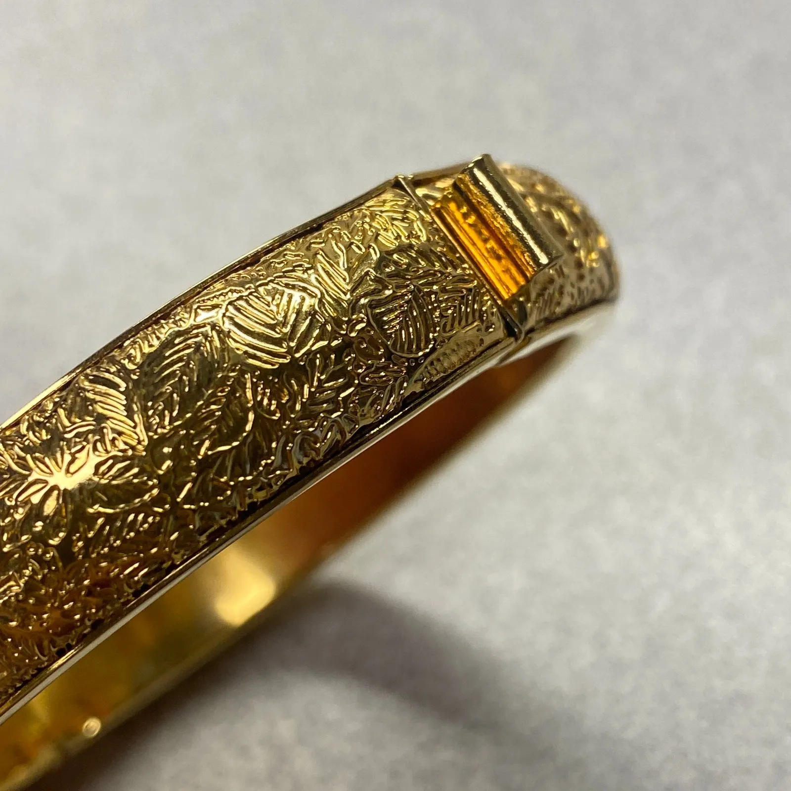 Monet Vintage MCM Signed  Gold Tone Hinged Bangle Bracelet Etched Floral Bold - Image 5