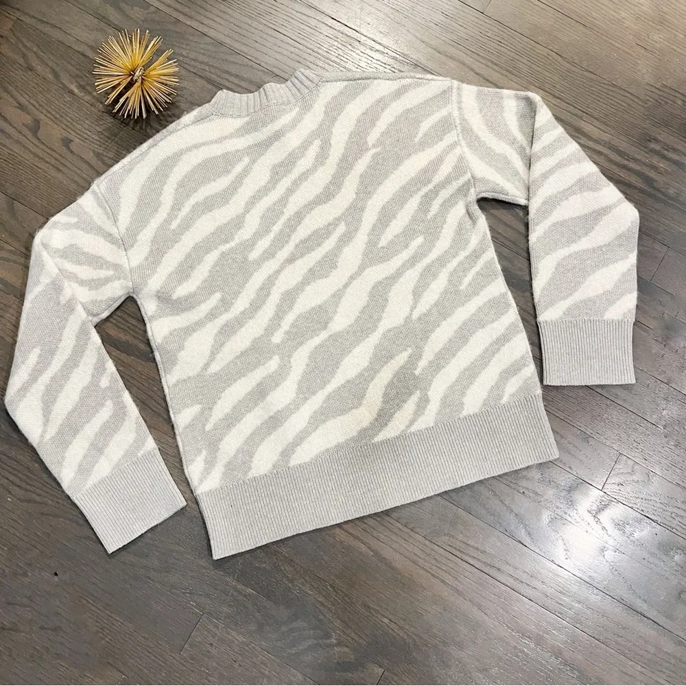 Everlane NWT The Alpaca Tiger Jacquard Crewneck XS Gray Cream - Image 5