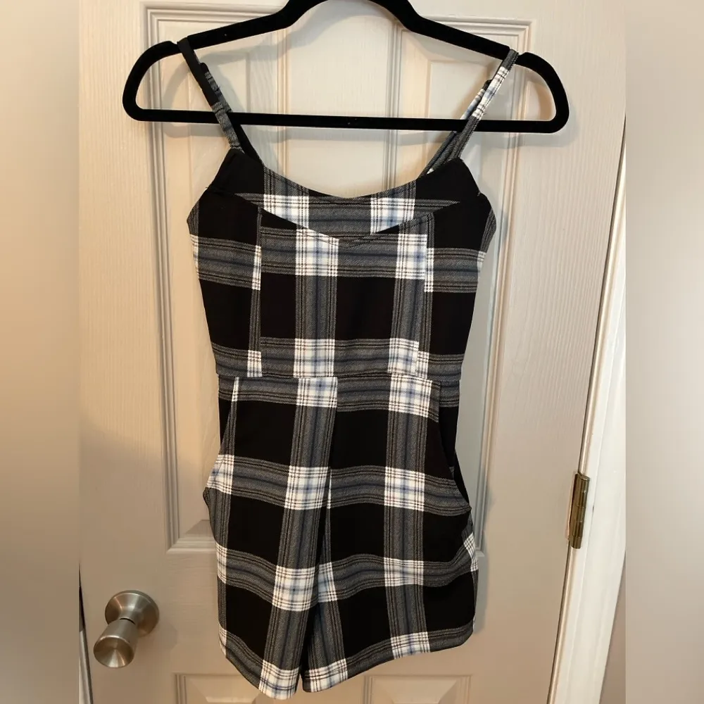 Almost Famous black & white plaid high waisted strappy romper with pockets. Sz S - Image 3