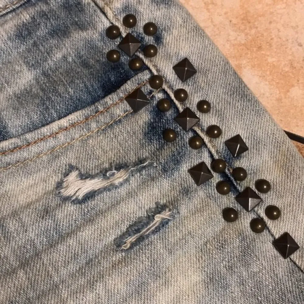 American eagle acid light wash studded denim booty shorts size 4 - Image 7