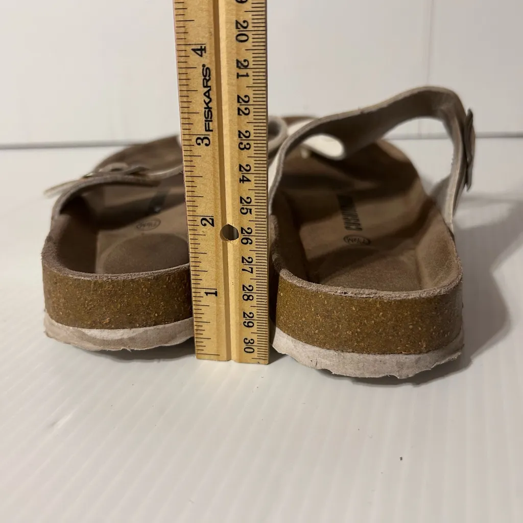 Cushionaire white leather thong sandals women size 7 1/2 M - Image 5