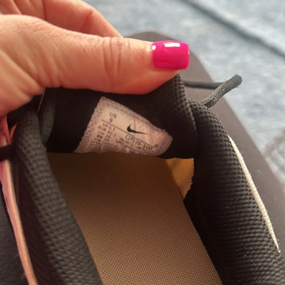 Nike Air Max size 9 euc no signs of wear - Image 5