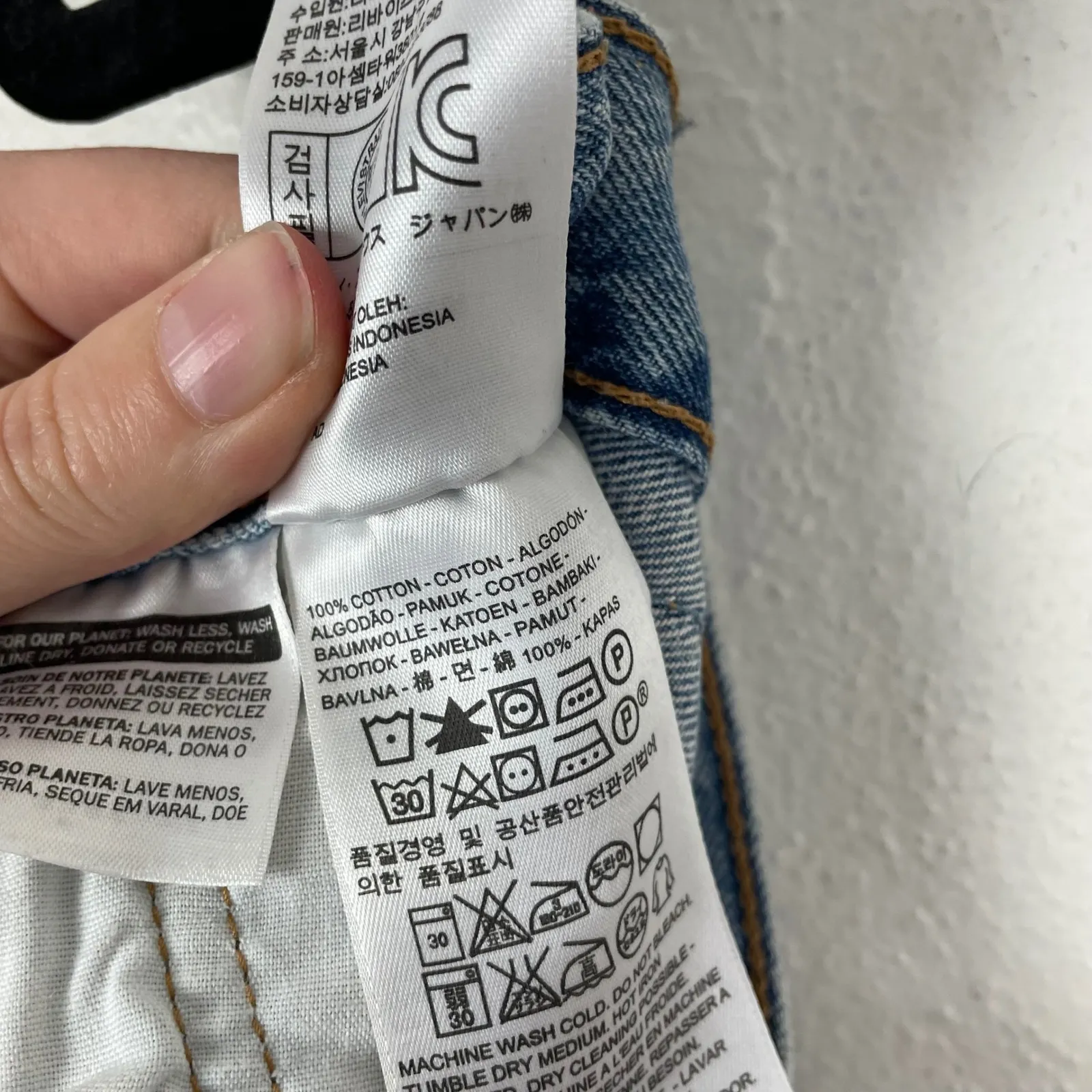 Levi's 501 Distressed Denim Shorts Women's‎ Size 28 Light Wash Ripped - Image 4