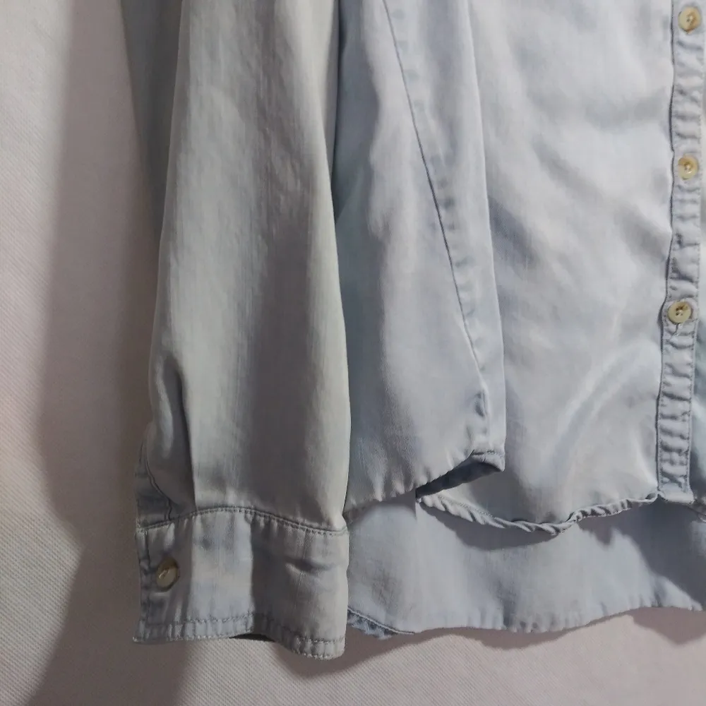 Holding Horses  Western Lightweight Embroidered Chambray Button Down Top Size S - Image 4