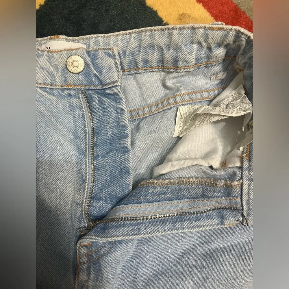 Zara High Rise Distressed Light Wash Mom Jeans Size 4 - Image 9