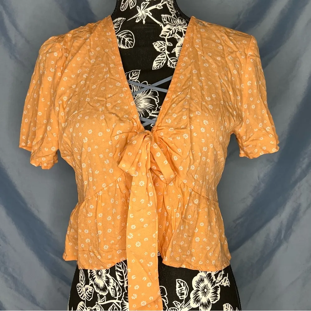 Tie Front Floral Peplum Top - Image 5