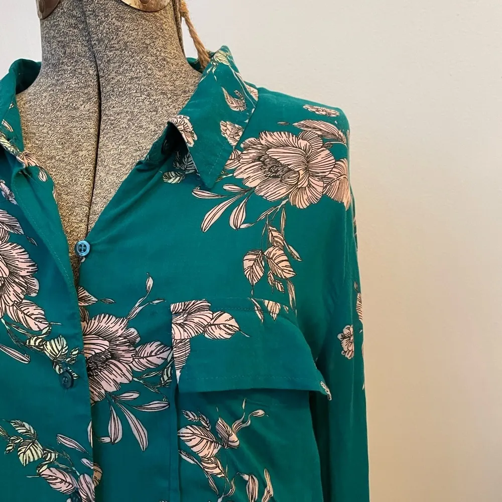 Jessica Simpson Cross Open Back Floral Button Up - Size Large - Image 3