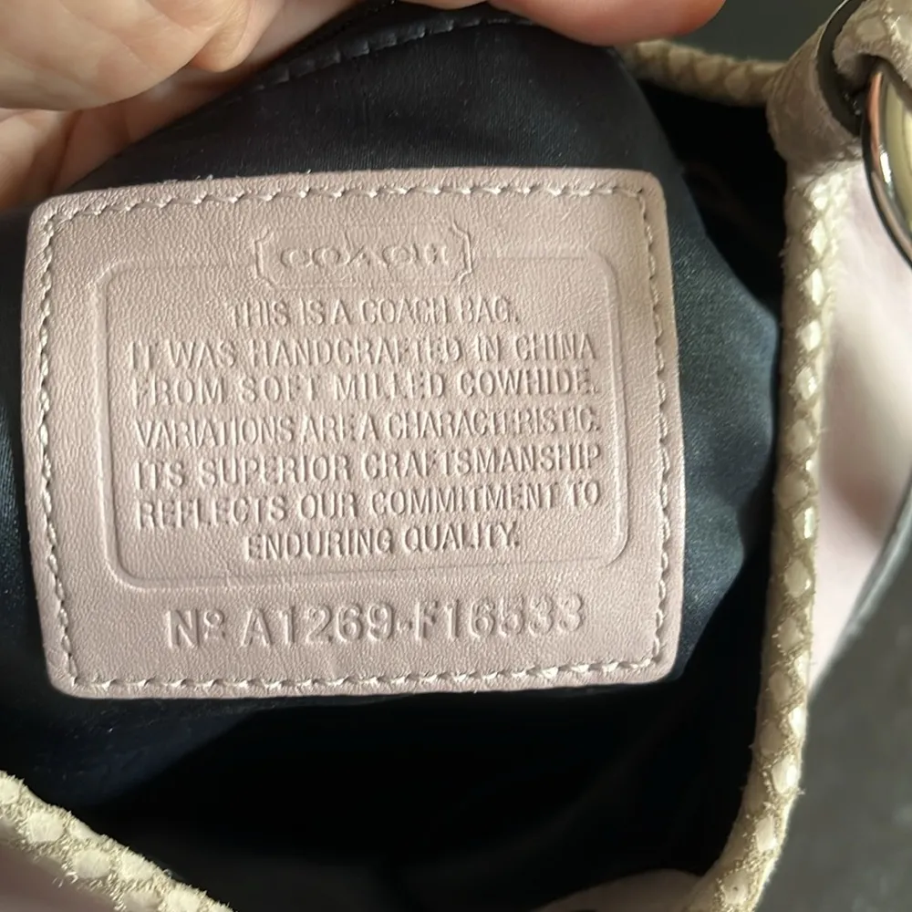 Vintage lavender  shoulder bag in leather. GUC. - Image 3