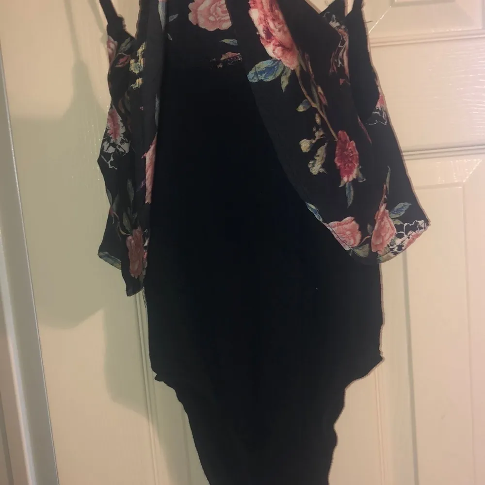 About a Girl Black body suit w/ floral - flaw - Image 5