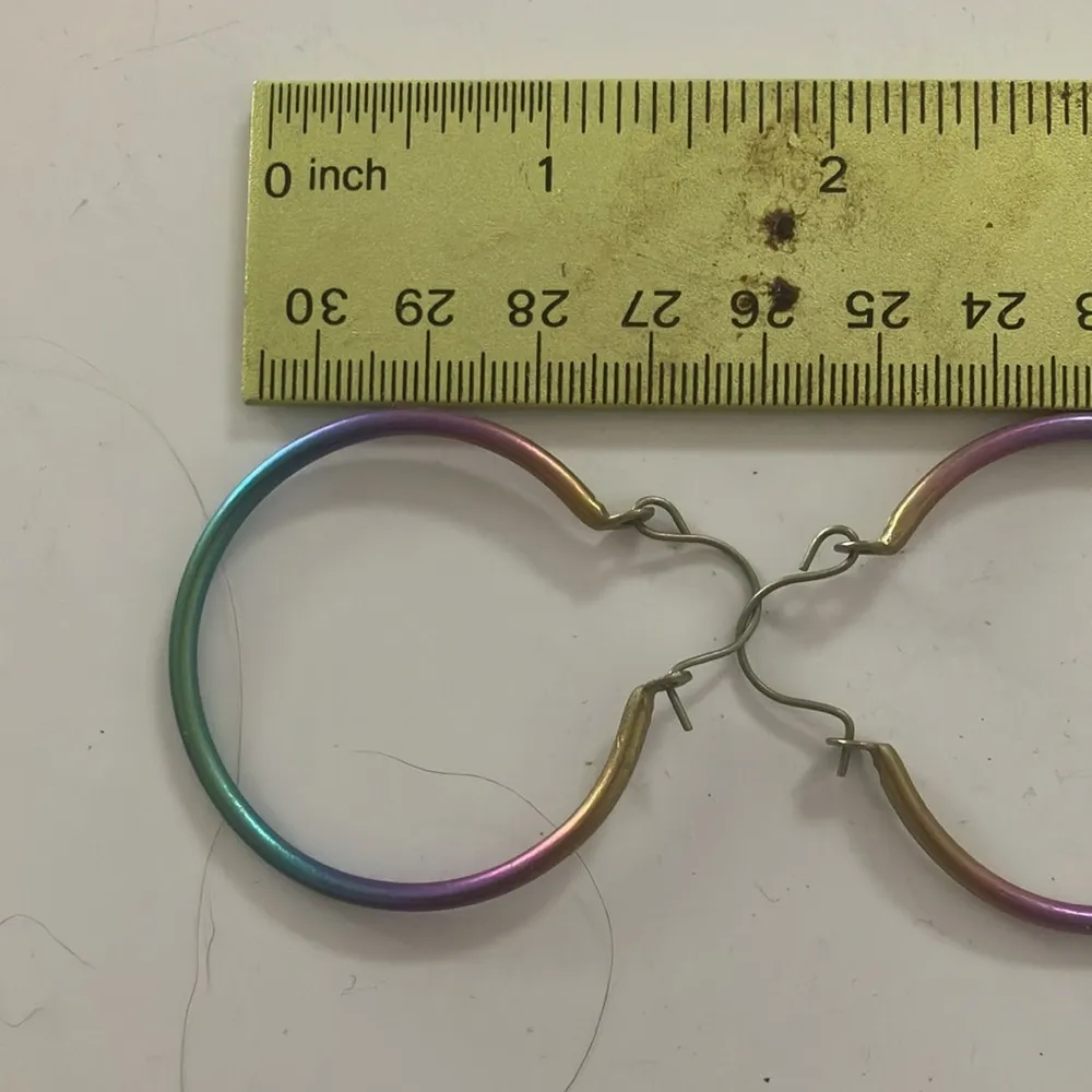 Tie dyed looking hoop earrings - Image 3