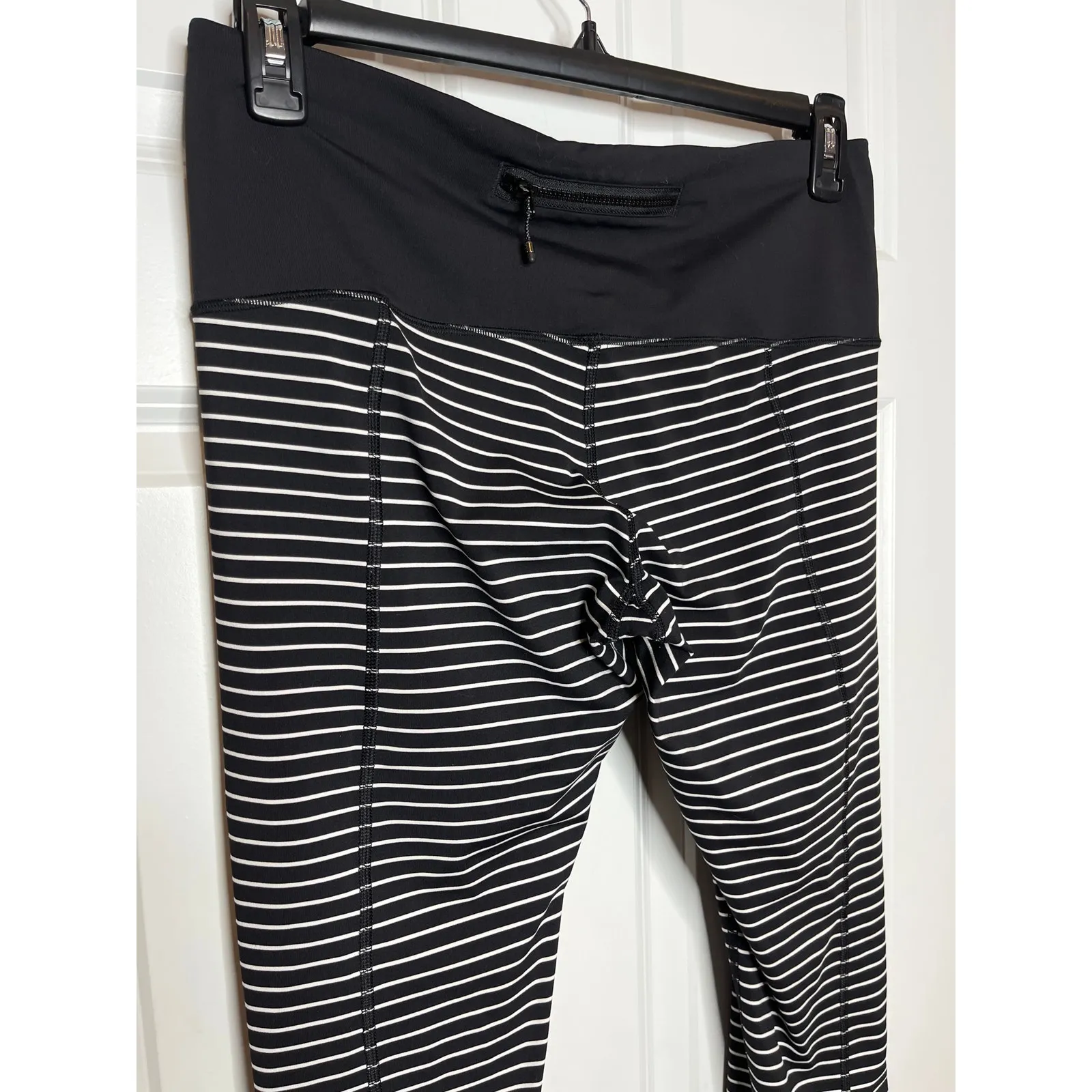 Lululemon Runday Crop Size 10 Parallel‎ Stripe Black White Zipper Ankle - Image 4