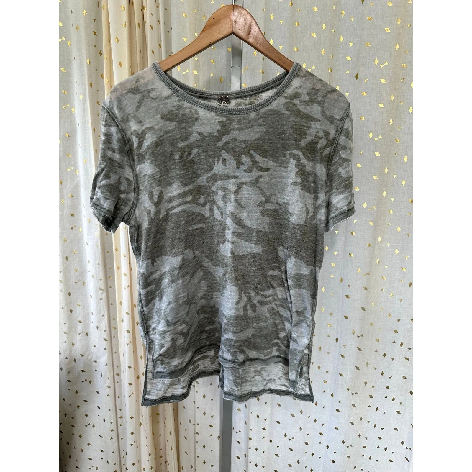 We The Free People Semi Sheer Army Camouflage Distressed Hi Lo Tee T-Shirt XS - Image 3