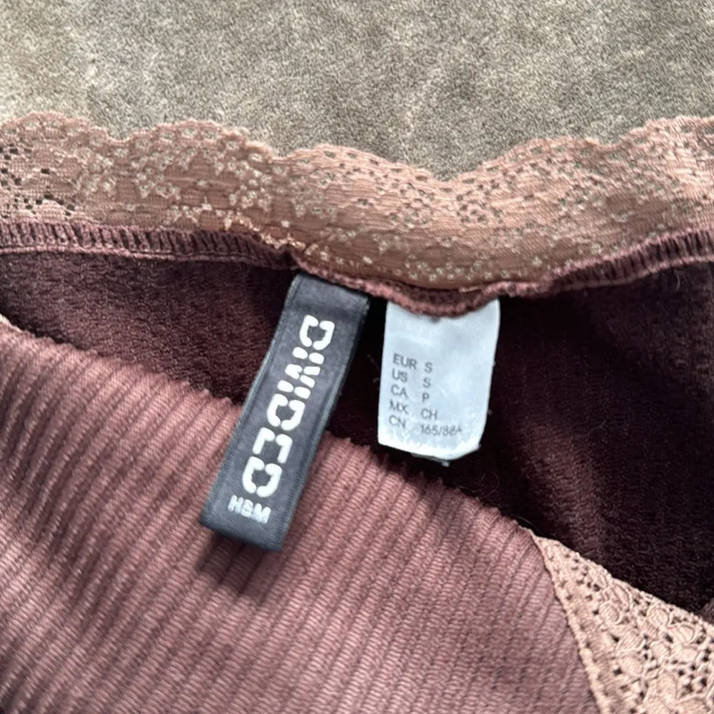 Divided H&M cropped ribbed tank top with lace trim.  Color- brown. Size small - Image 4