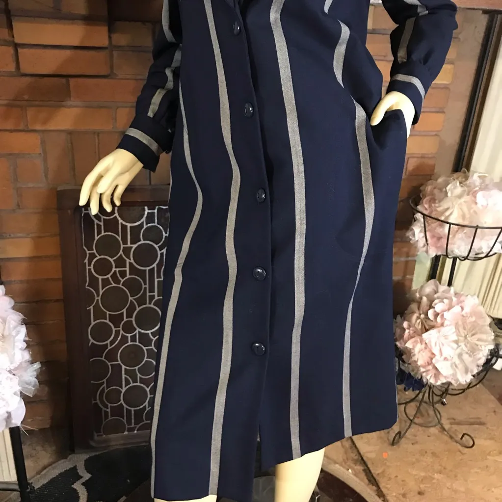VINTAGE 1980'S NAVY AND GRAY CHETTA B STRIPED BUTTON FRONT JACKET DRESS (6) - Image 12