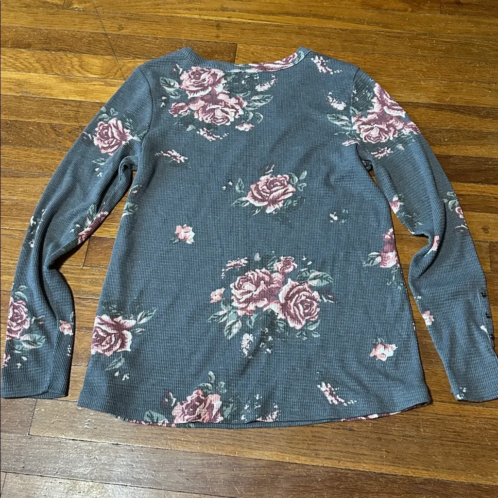 Maurices 24/7 Gray and Pink Floral Waffle Knit Top, Large - Image 6