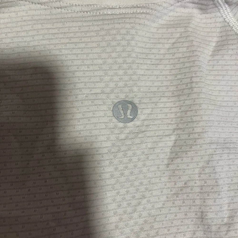 Size 6 Lulu long sleeve never worn - Image 5