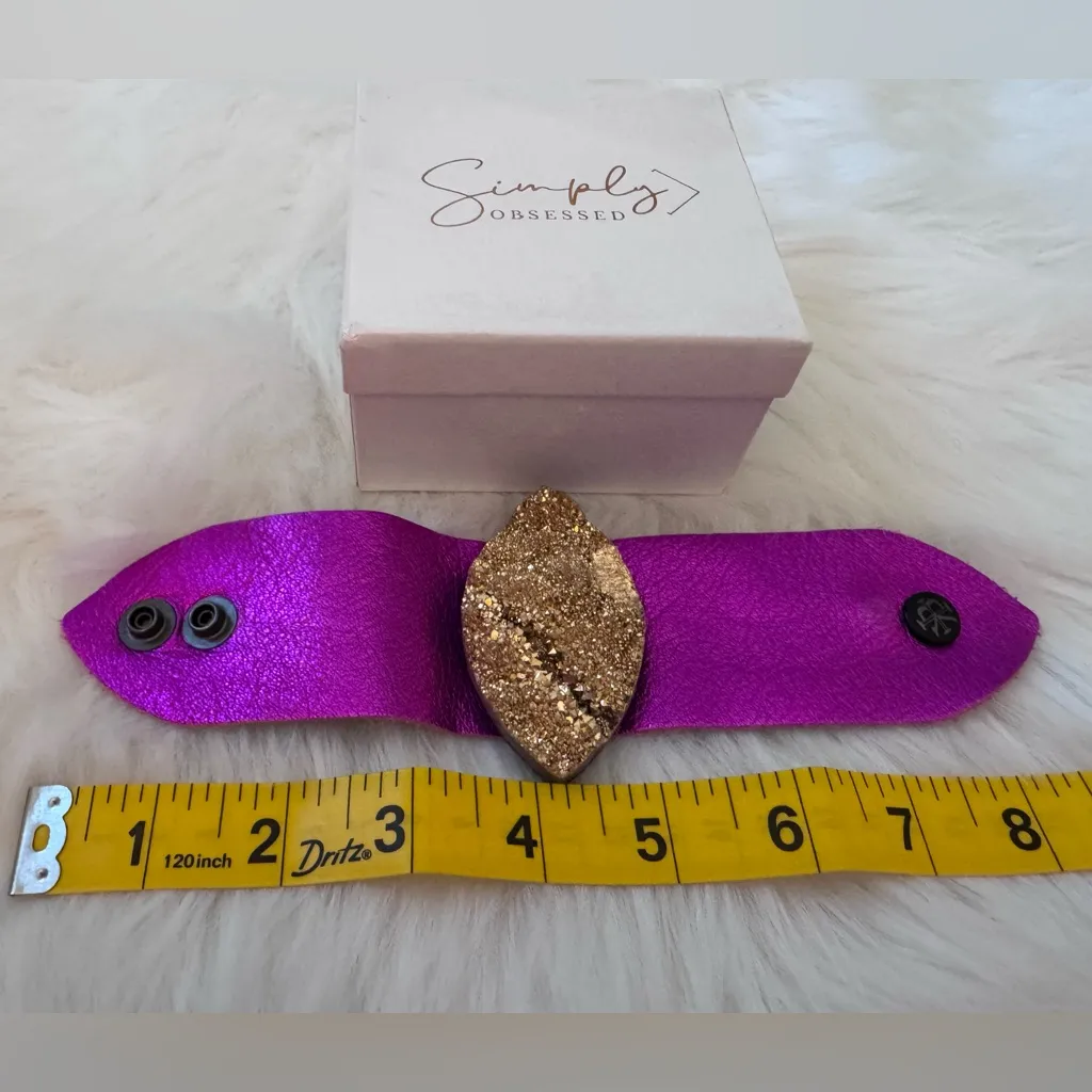 Pink leather bracelet with a gold druzy geode stone - Image 4