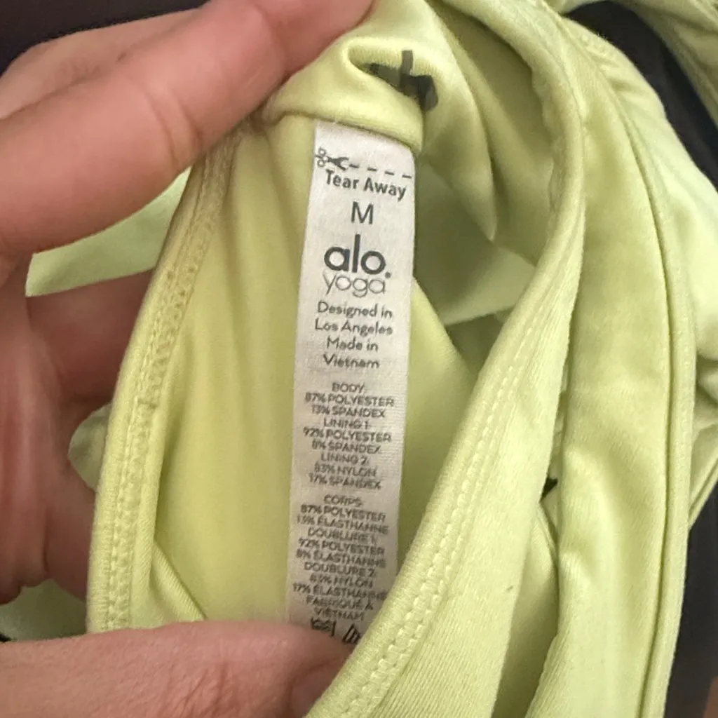 ALO Yoga Light Green Sports Bra Size Medium United Long Wide Strap Workout - Image 5