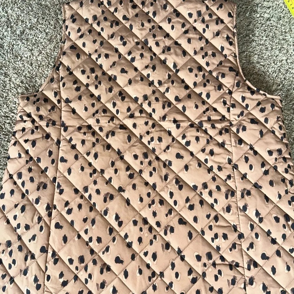 Lands’ End Women’s Leopard Print Lightweight Vest Medium 10/12 Tan - Image 2