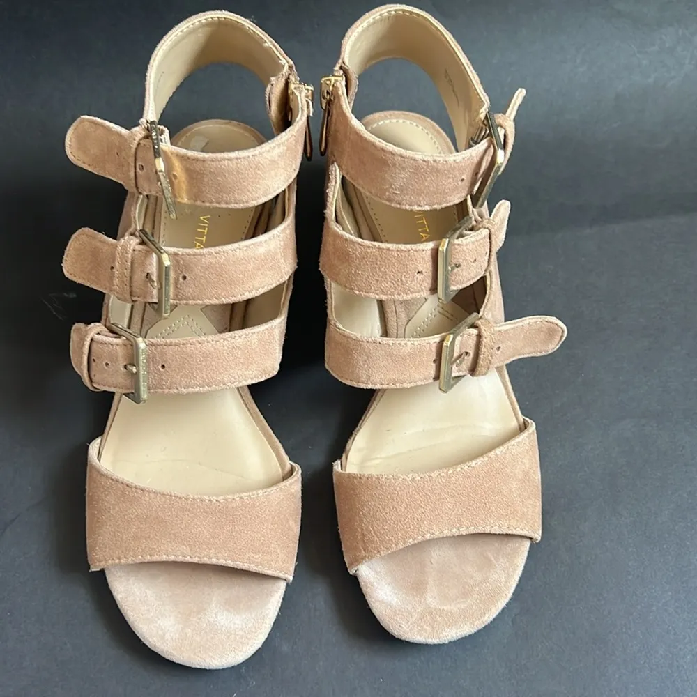 Adrienne Vittadini Lalra Gladiator Block Tan Faux Suede Heels  Size 6 - Image 8