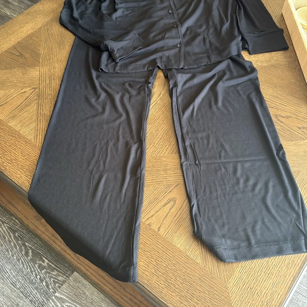 SKIMS SOFT LOUNGE RIB SLEEP SET, BRAND NEW, BLACK, SIZE X-SMALL, $120 - Image 12