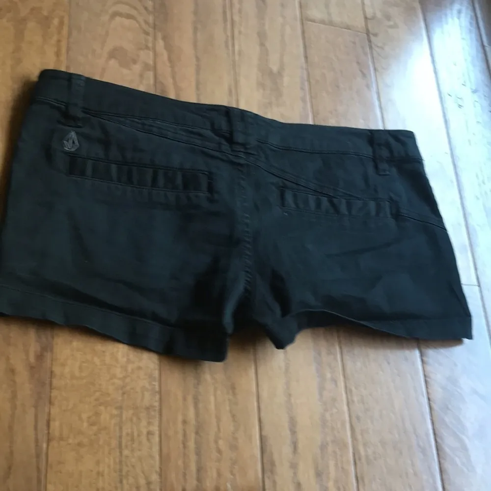 VOLCOM assymetrical black mini shorts - Image 3