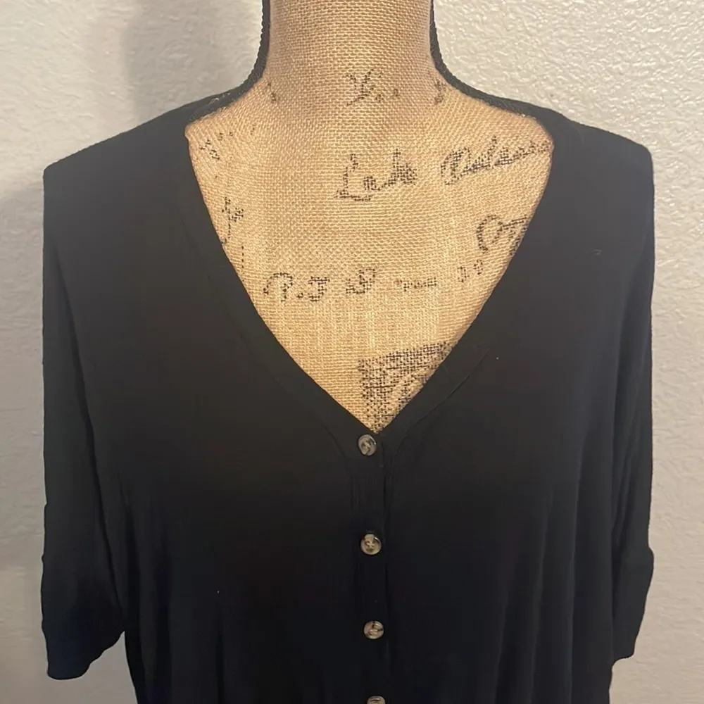 Black ribbed button down short sleeved top. Great Condition! - Image 2