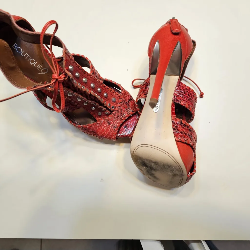 Boutique 9 Red Textured Heels 👠 Size 6 - Image 3