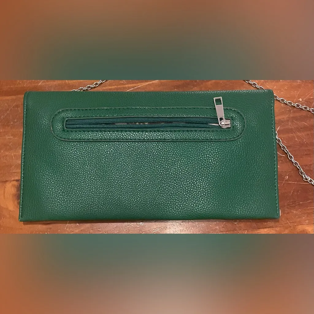 Women’s Green Rectangular Shoulder Bag/clutch Gold Lips Silver Chain Detailing - Image 3
