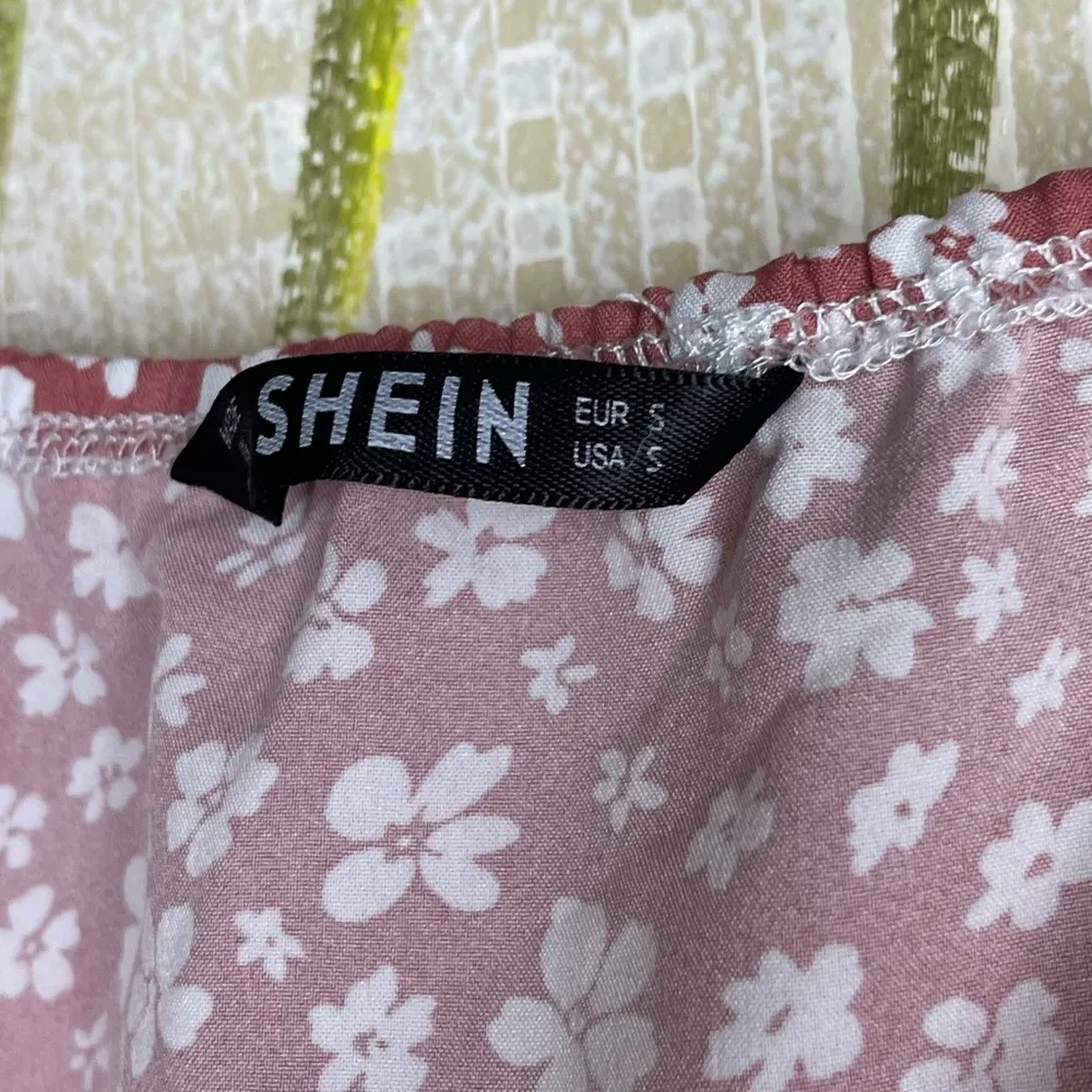 Shein tie front crop top pink and white Size S - Image 2