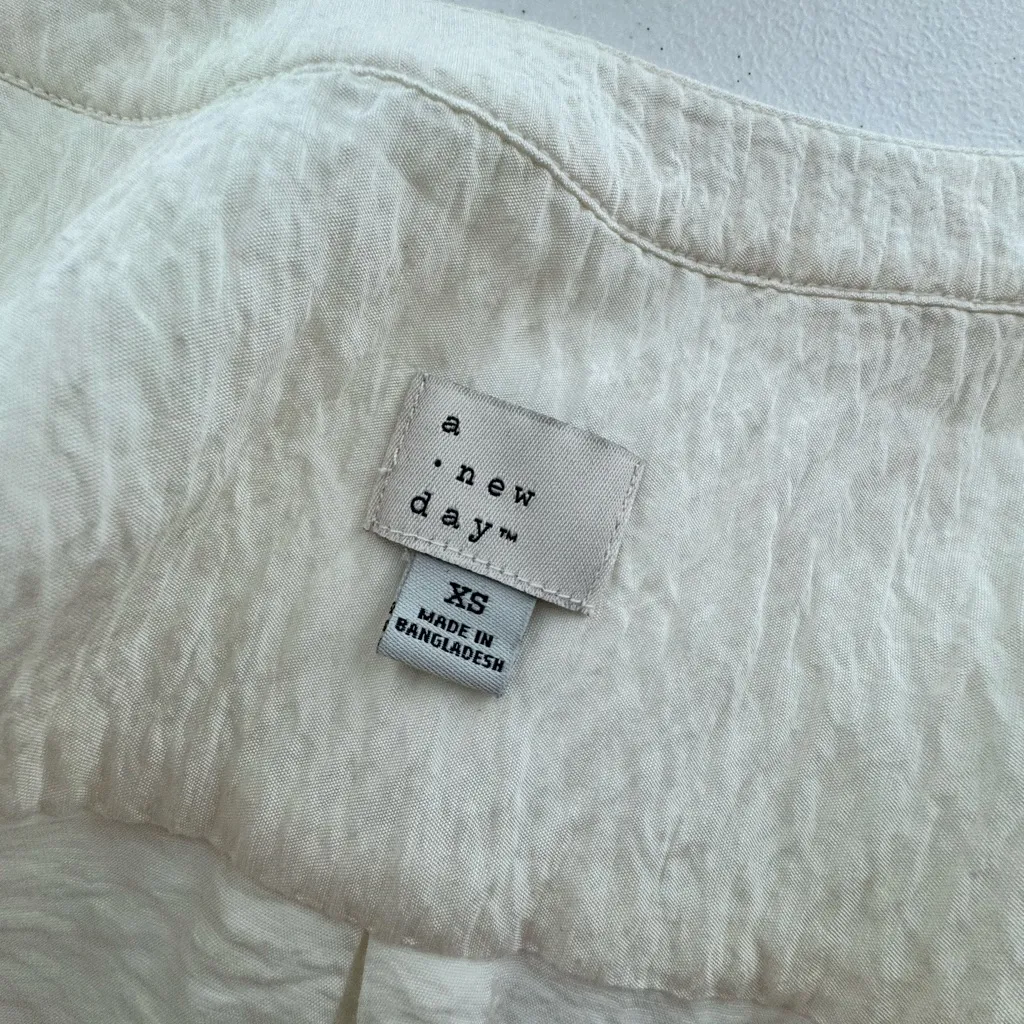 A NEW DAY Ivory Button Down Poet Sleeve Blouse Size Extra Small - Image 8