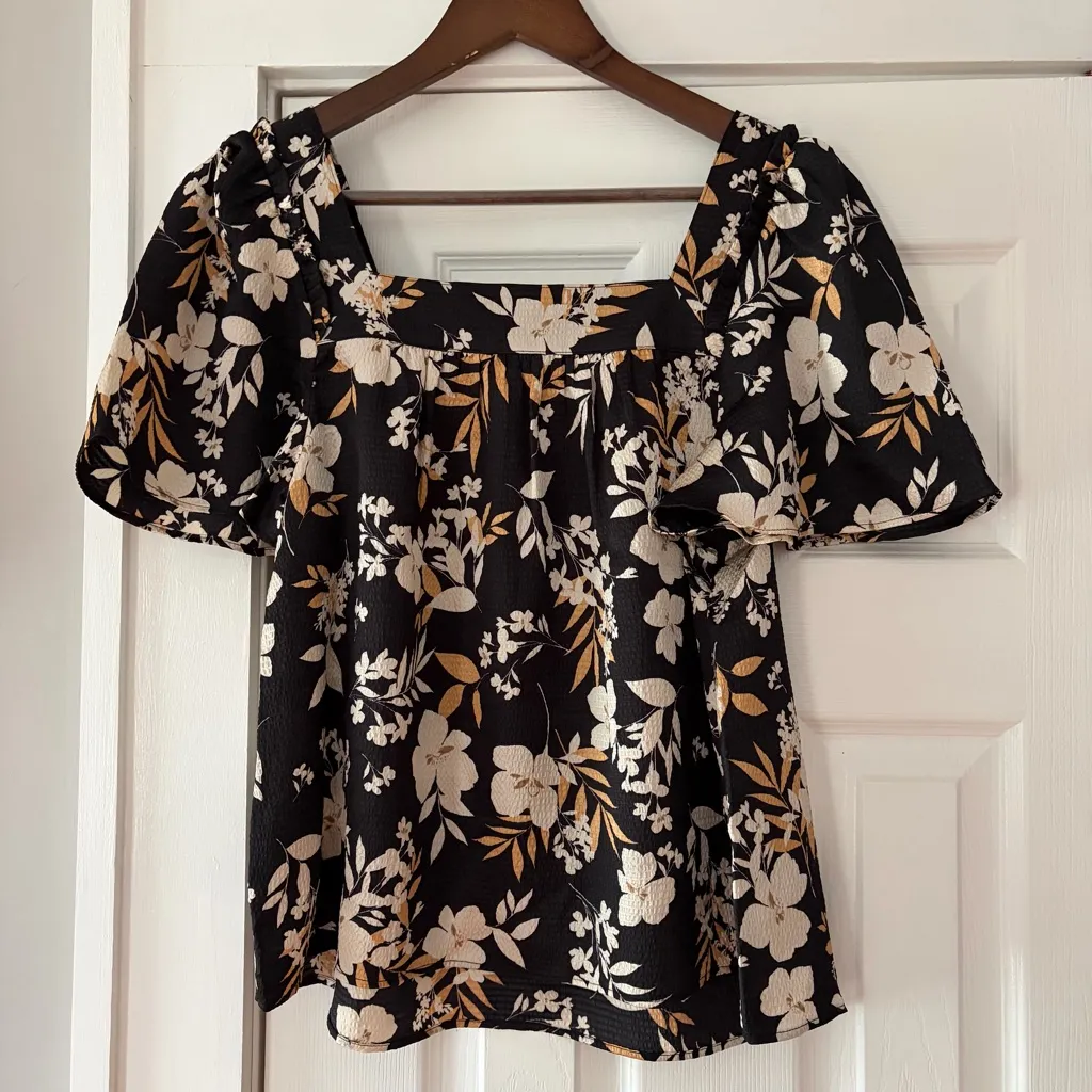 Draper James Black and Cream Floral Blouse Size XS NWT - Image 3