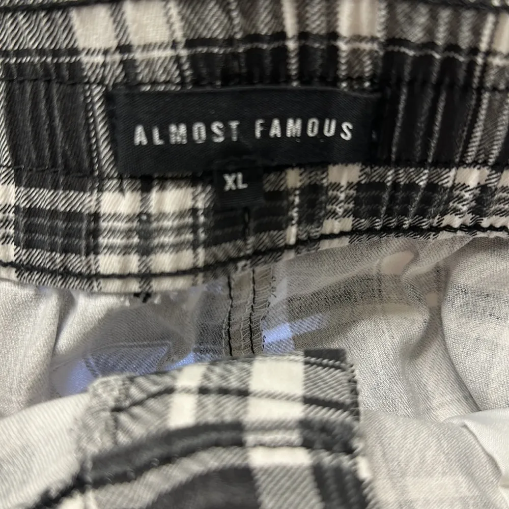 Women's Almost Famous Black & White Plaid Cargo Joggers Pants Size XL EUC #7192 - Image 6