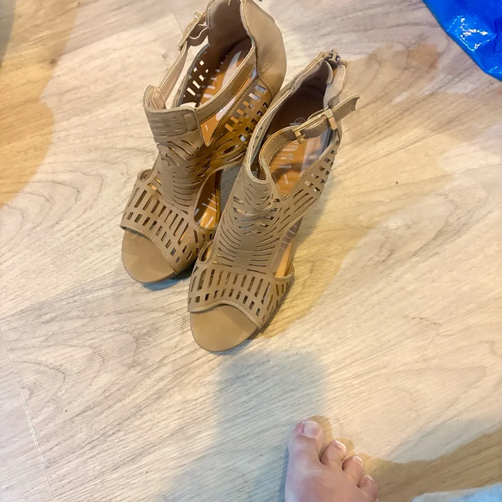 TOP Moda Brown Cutout stacked tan gladiator heels size 9 - Image 4