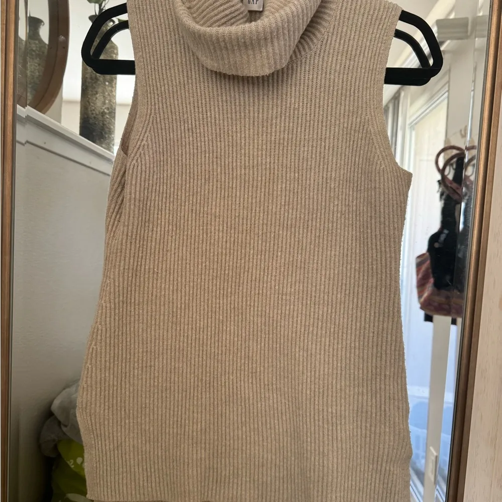 GAP Women's Cream Sleeveless Sweater turtleneck - Image 3