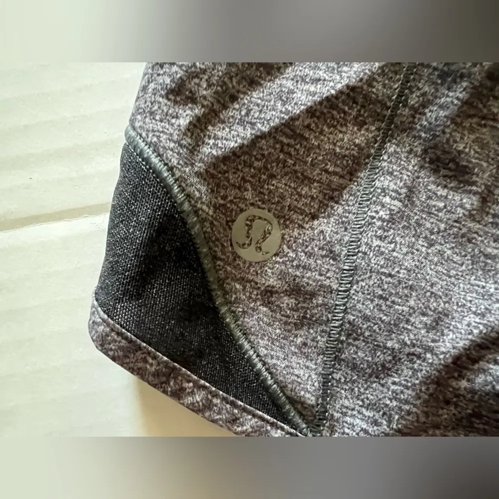 Lululemon Athletica Hotty Hot Shorts Heather Grey size 8 2.5” - Image 4