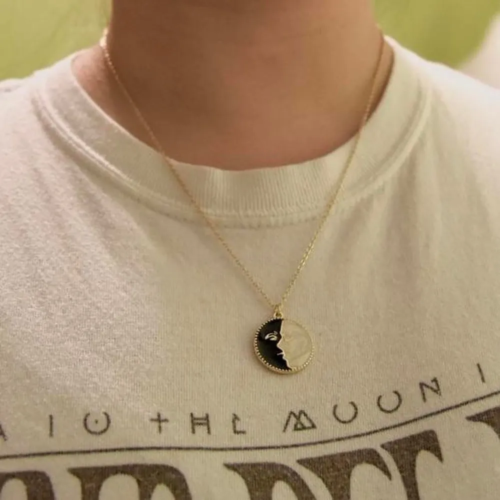 Kissing Figures Necklace Gold - Image 5