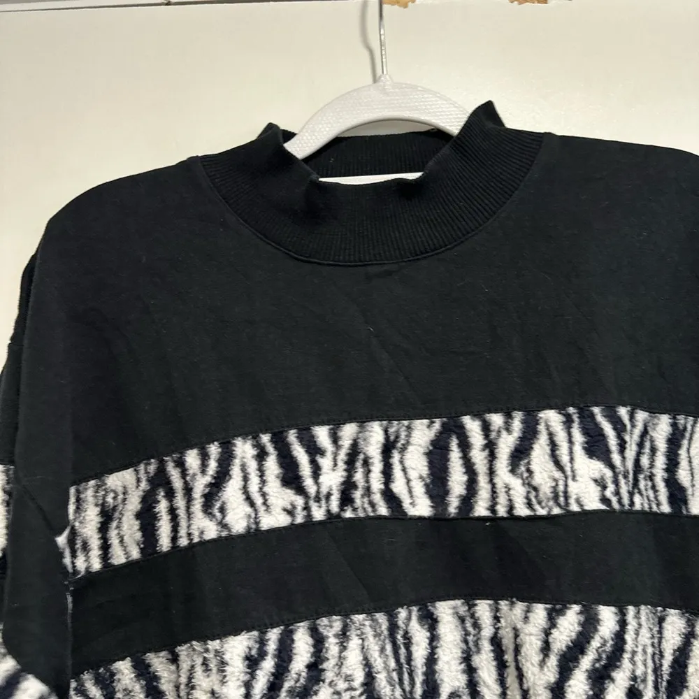 VTG 90s Women’s Sz: L GIOVANNI L'UOMO Faux Zebra Fur Striped Crew Neck Sweater. Black Size L - Image 9