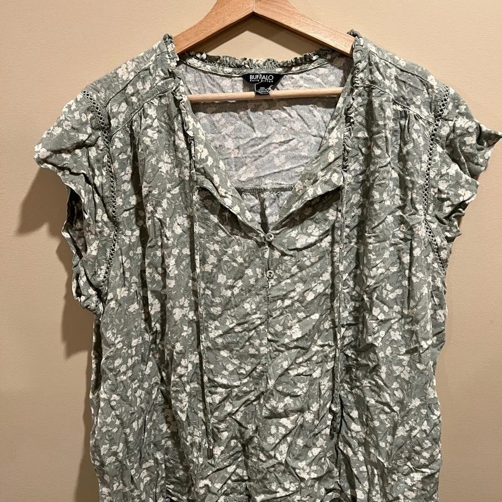 Buffalo David Bitton Floral Top - Image 4