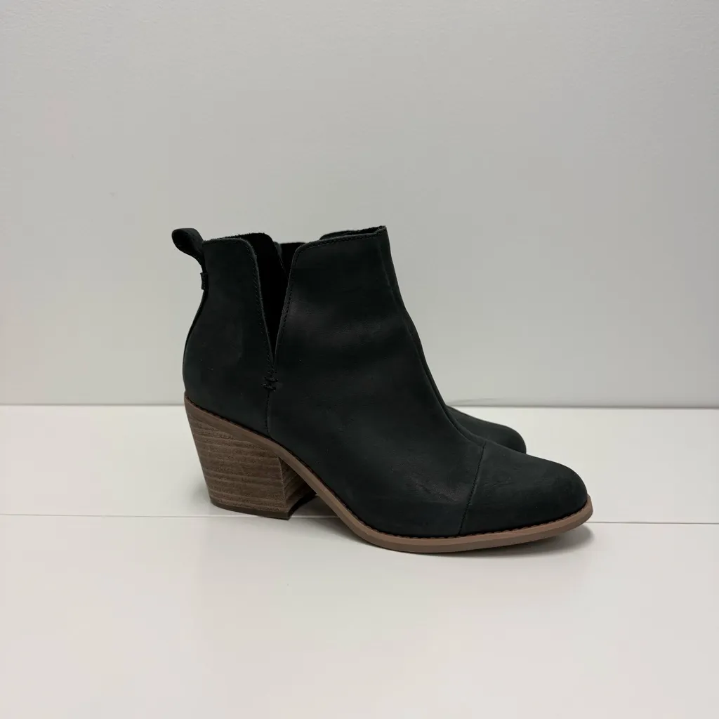 TOMS Everly Cutout Chelsea Boot, Black | Size 8 - Image 3