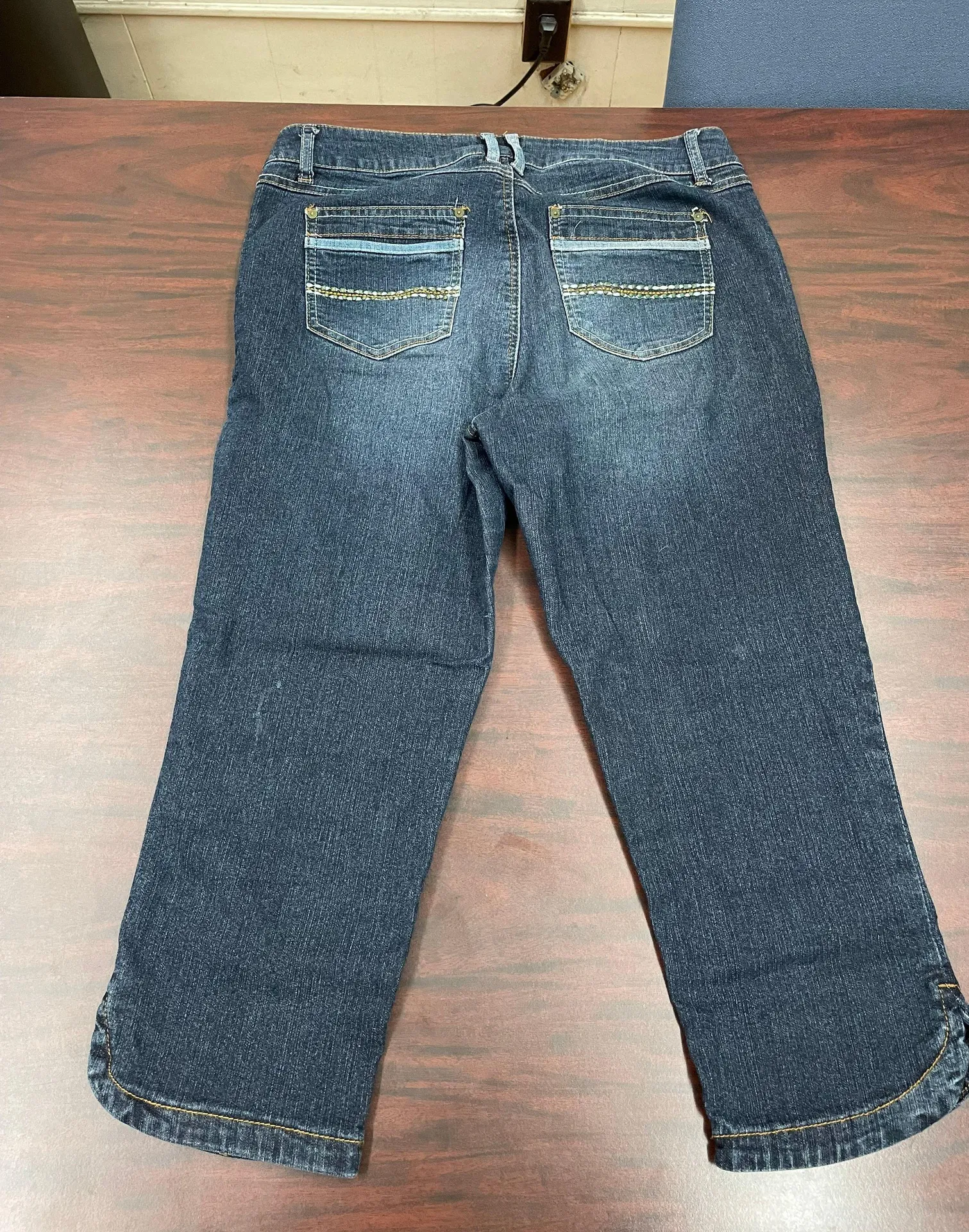 Signature Studio Contemporary Style Denim Capris Size 8 - Image 2