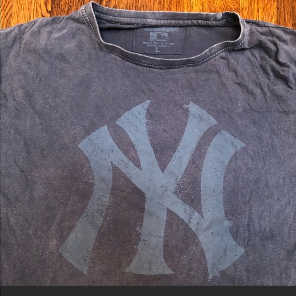 New York Yankees Vintage Tshirt Size L - Image 2