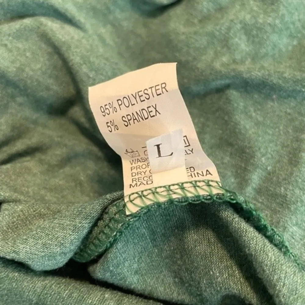 Women's Lips Graphic Green Muscle Tee Size Large - Image 3