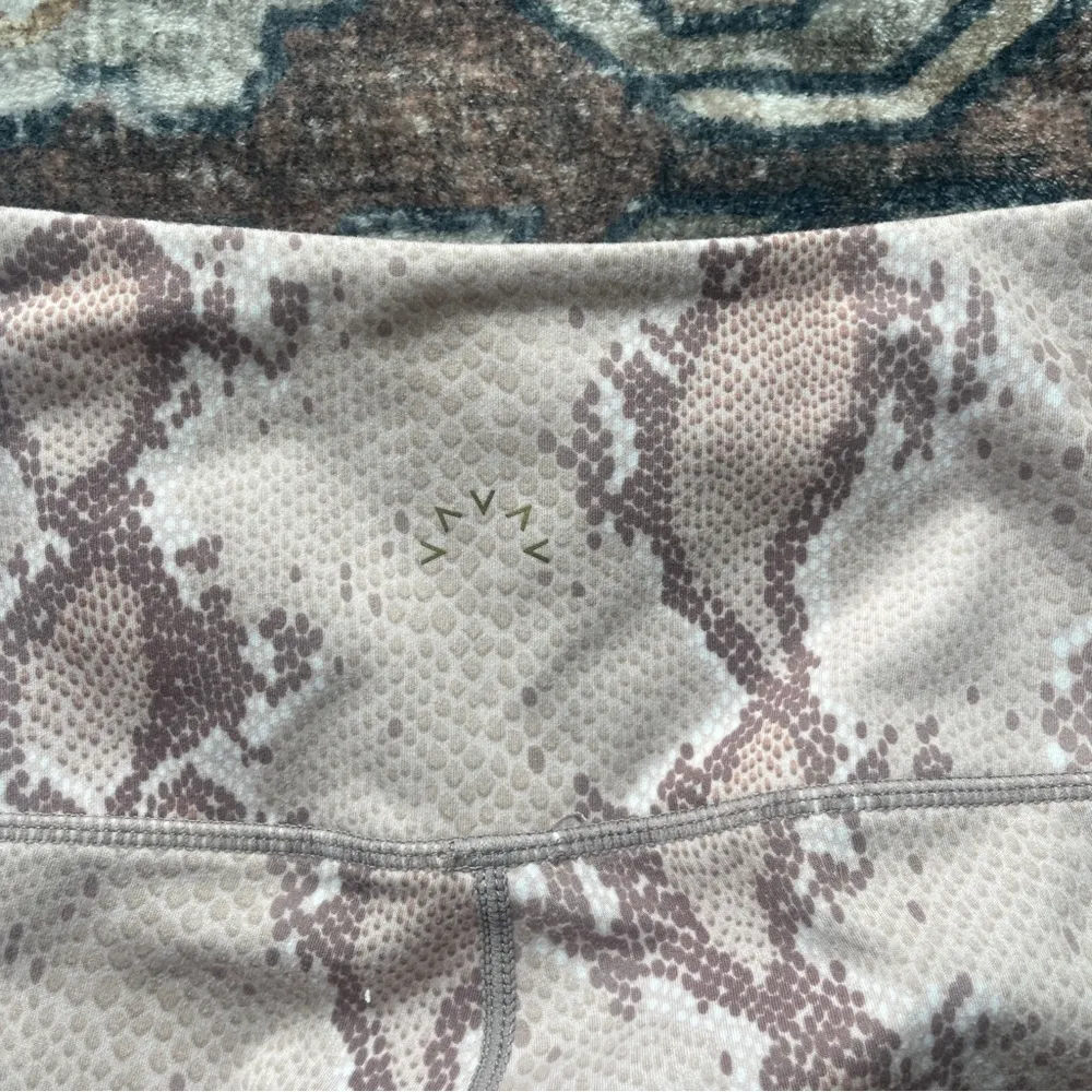 Varley  Century Legging 2.0 25" Champagne Snake - Image 6