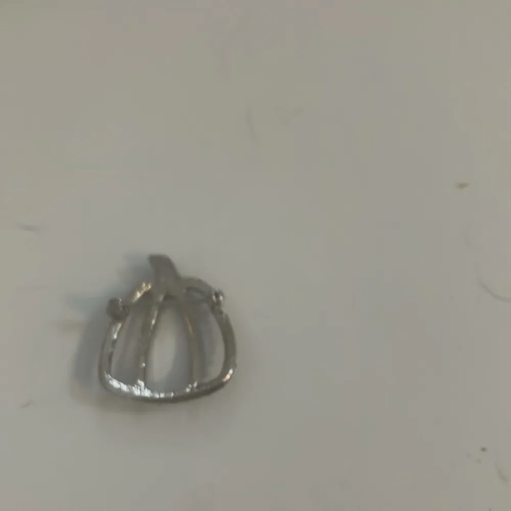Lightweight pumpkin brooch - Image 2