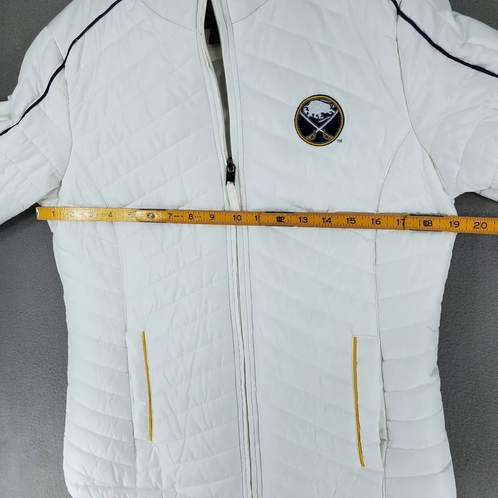 Buffalo Sabres Quilted Puffer Jacket Womens‎ Size M GIII Carl Banks White Logo Blue Size M - Image 5