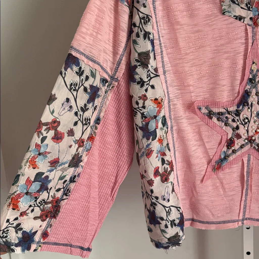 POL VNeck Long Sleeve Pink Floral Mixed Media Star Top Studs and Pearls Sz Large - Image 5